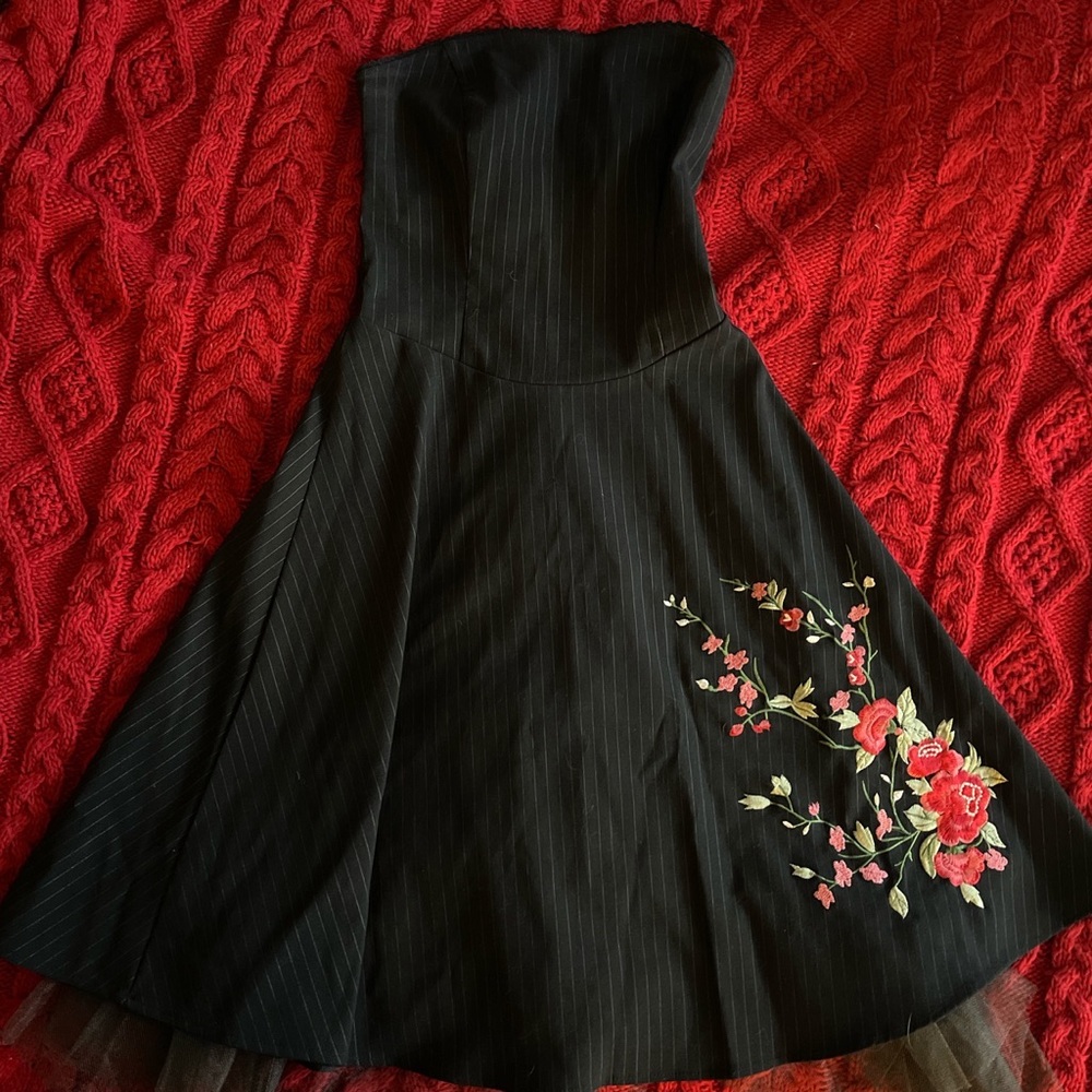 Absolutely gorgeous strapless vintage black number